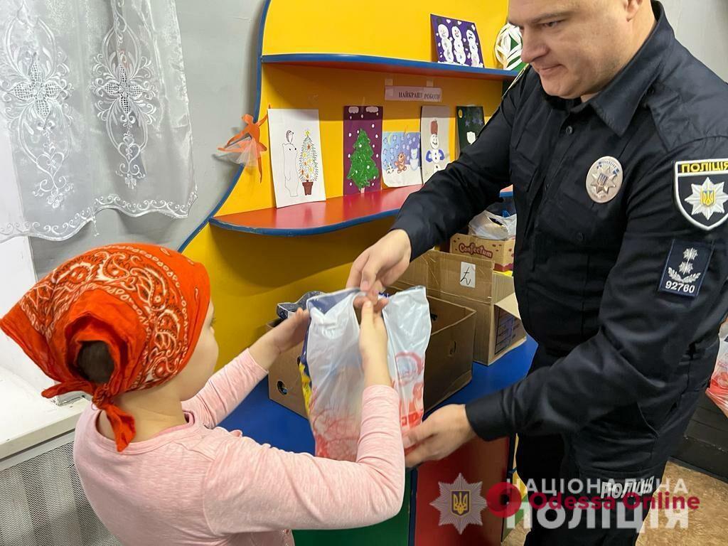Полицейские Одесской области поздравили детей с Днем святого Николая