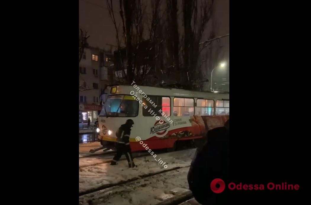 На Черемушках мужчина попал под трамвай (видео)
