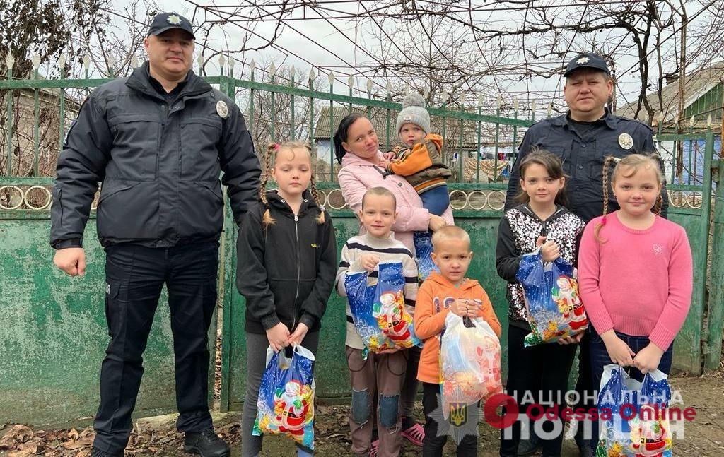 Полицейские Одесской области поздравили детей с Днем святого Николая