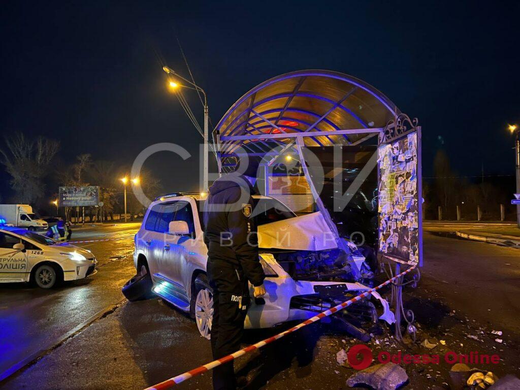 В Кривом Роге пьяный одесский прокурор снес остановку