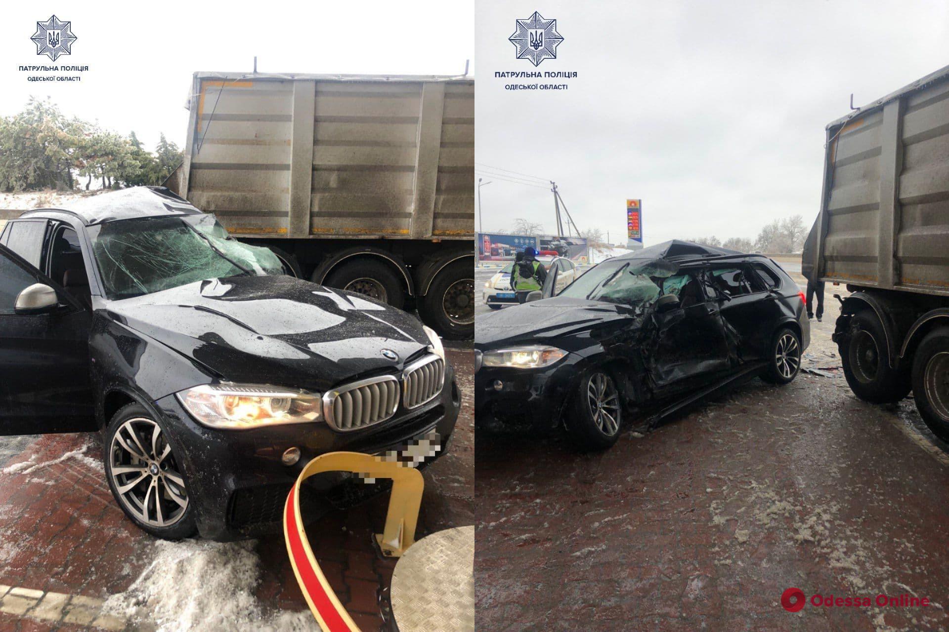 На трассе Одесса-Киев BMW влетел в припаркованный на АЗС грузовик — водитель в больнице