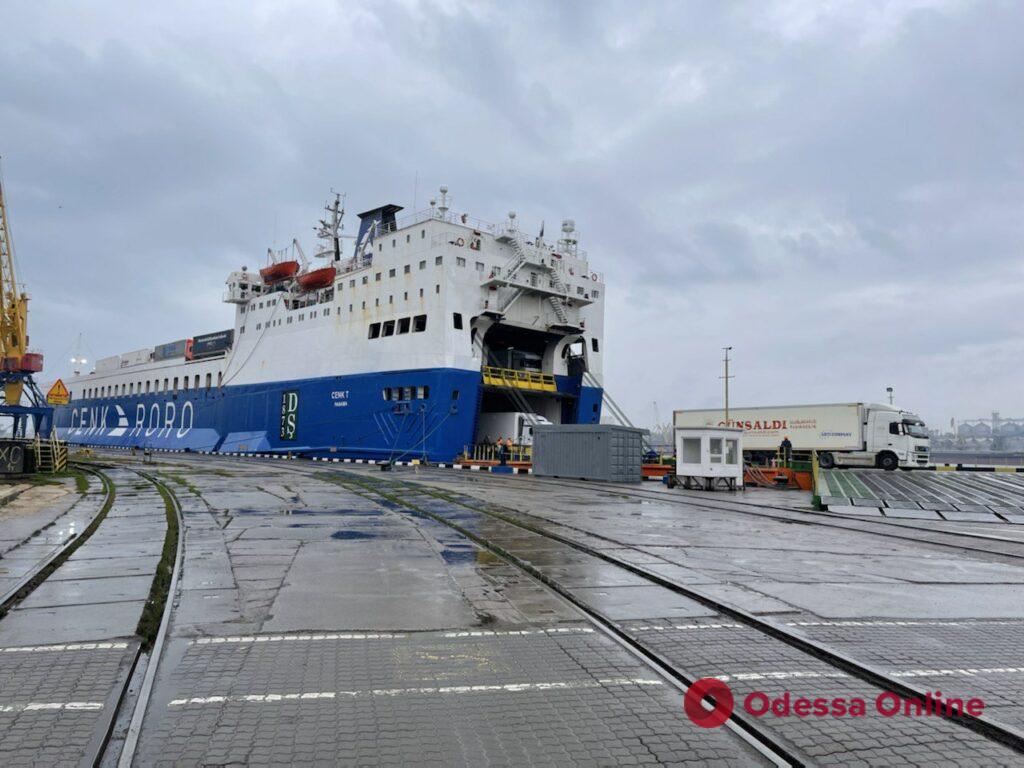 В Черноморском порту пограничники обнаружили нелегалов в полуприцепах
