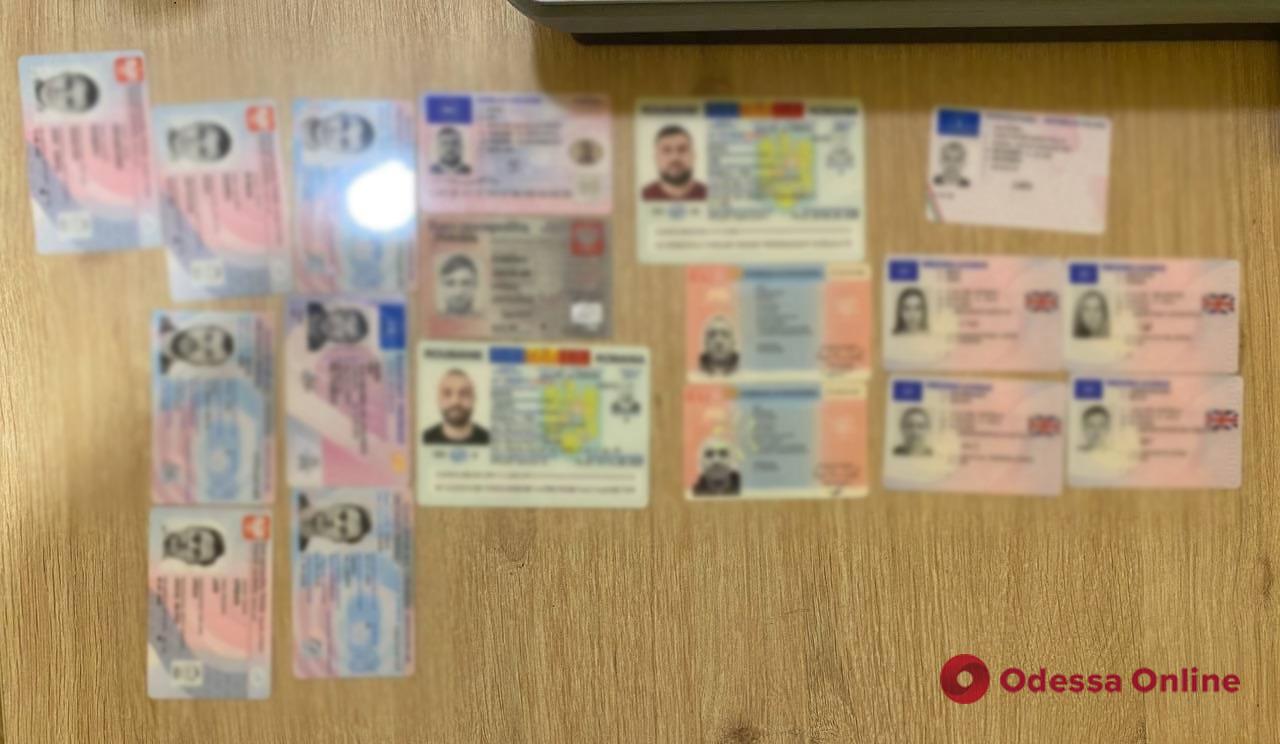 В Одесской области поймали молдаванина, который вез из РФ более 20 поддельных документов