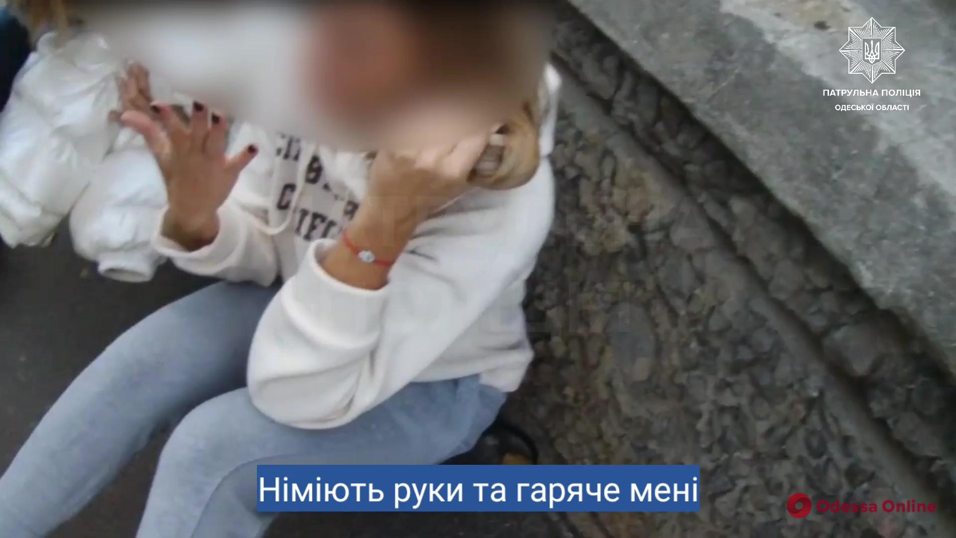 «Немеют руки и жарко»: одесские патрульные помогли девушке, которой внезапно стало плохо