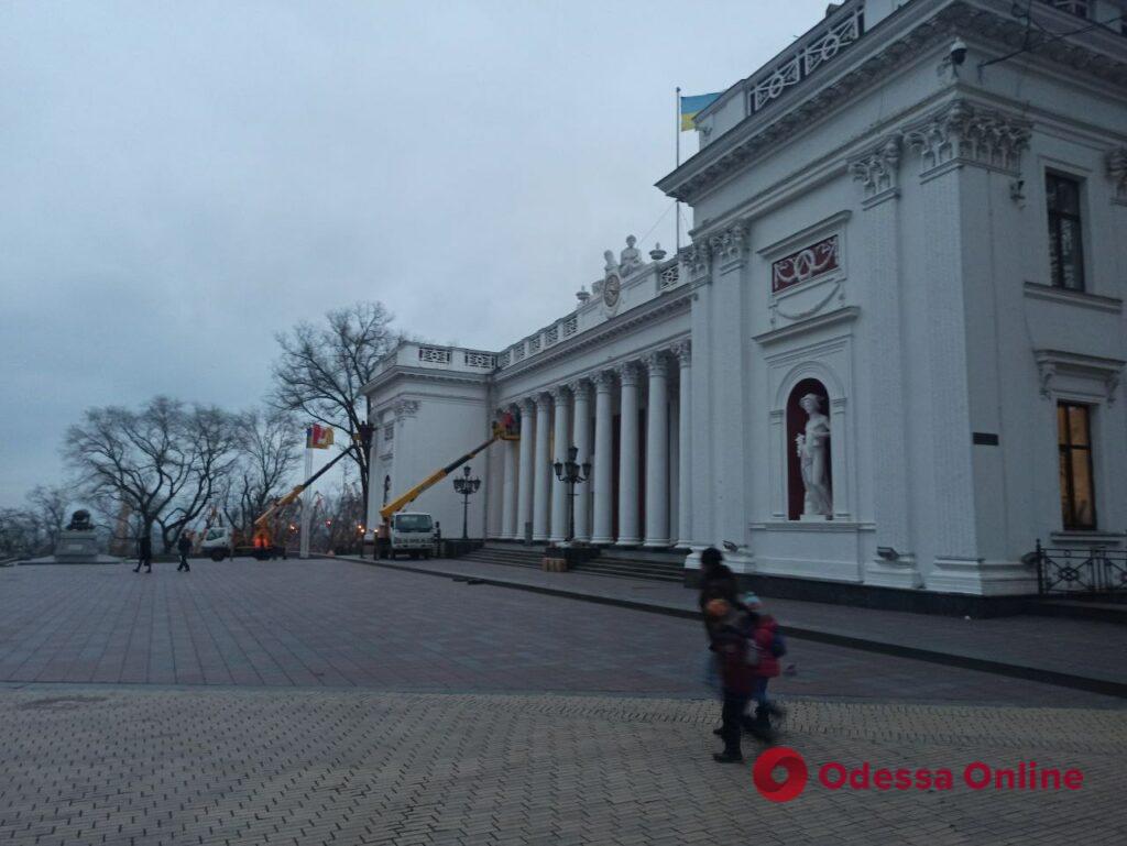 В этом году в морской тематике: здание Одесской мэрии украшают к праздникам