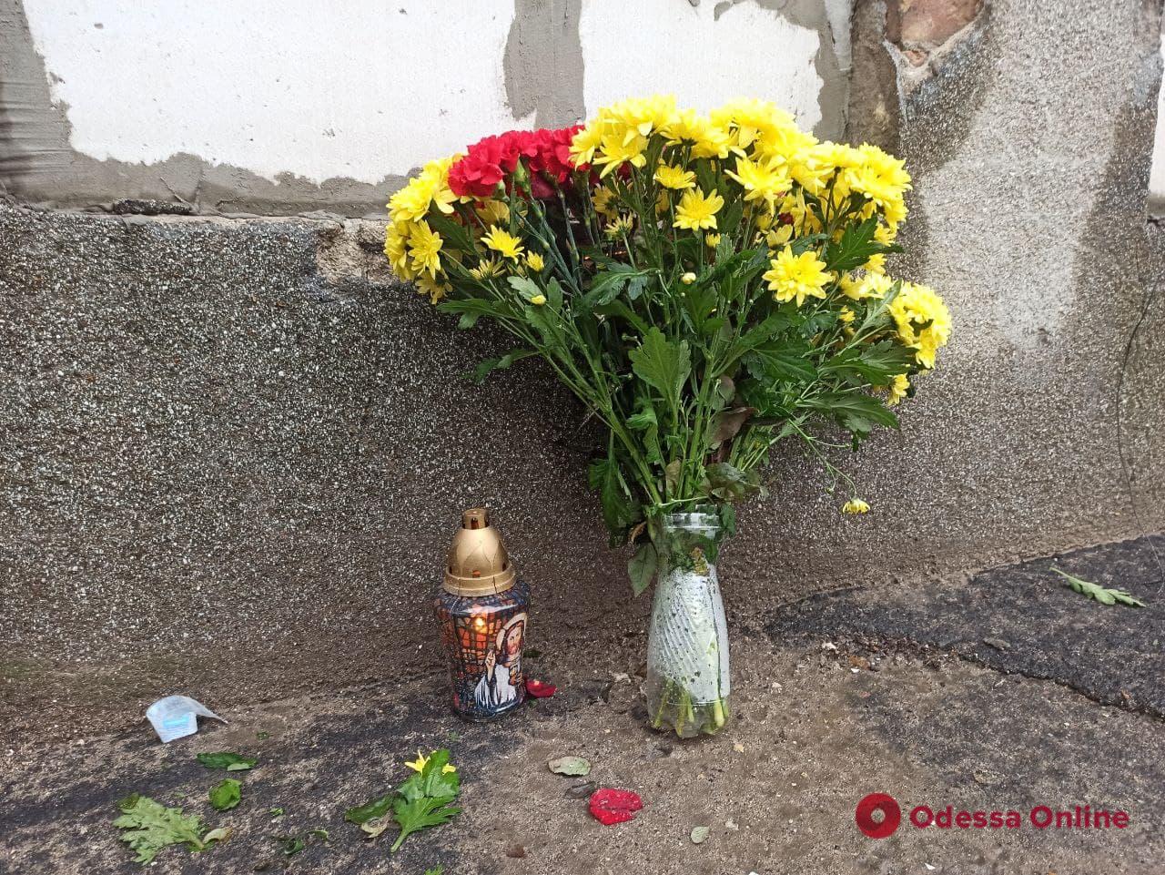 Годовщина трагедии на Троицкой: к сгоревшему колледжу несут цветы