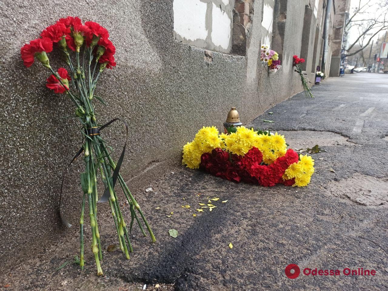 Годовщина трагедии на Троицкой: к сгоревшему колледжу несут цветы