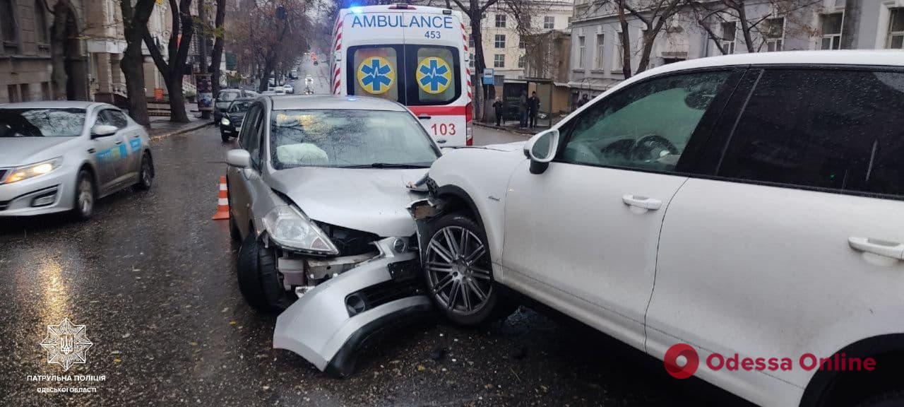 В Одессе столкнулись Porsche и Nissan — пострадали оба водителя