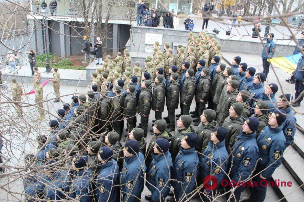 К 30-летию ВСУ: на Потемкинской лестнице нацгвардейцы и курсанты военной академии провели праздничный флешмоб (фото, видео)