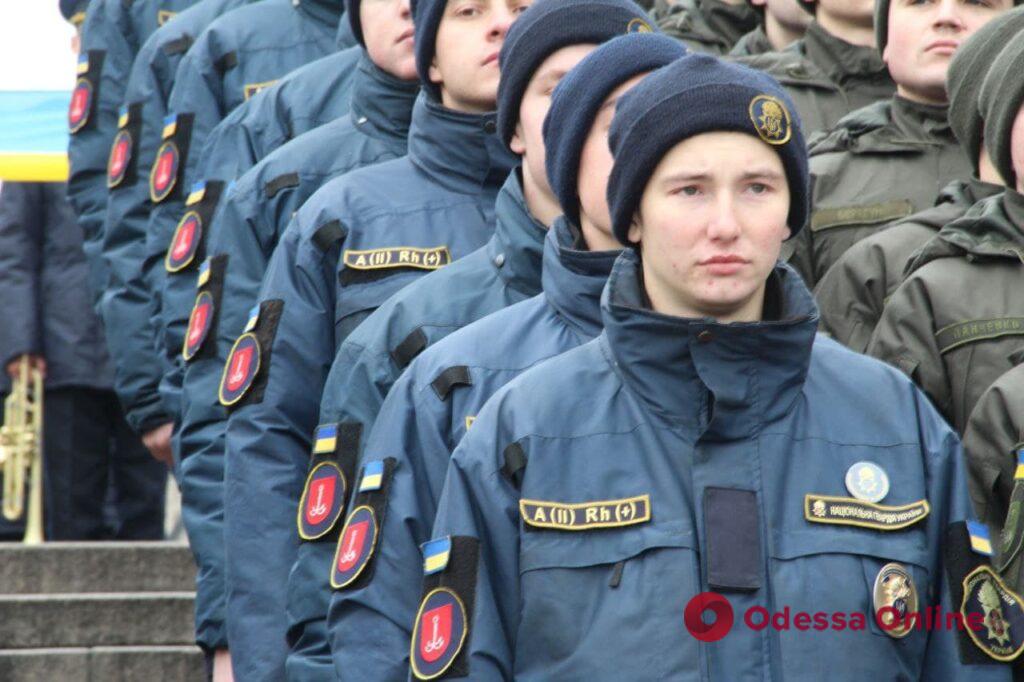 К 30-летию ВСУ: на Потемкинской лестнице нацгвардейцы и курсанты военной академии провели праздничный флешмоб (фото, видео)