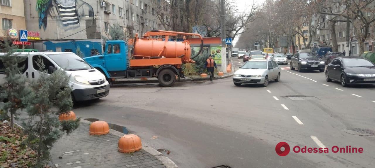 Одесские коммунальщики чистят дождеприемники – водителей просят не усложнять работу спецтехники