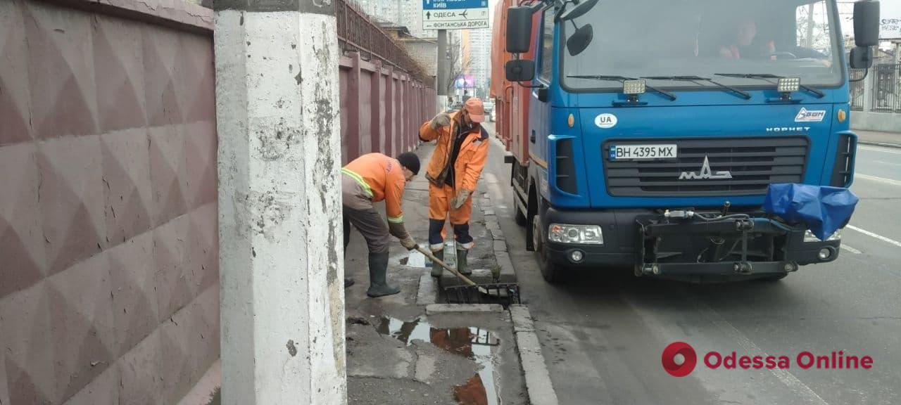 Одесские коммунальщики чистят дождеприемники – водителей просят не усложнять работу спецтехники