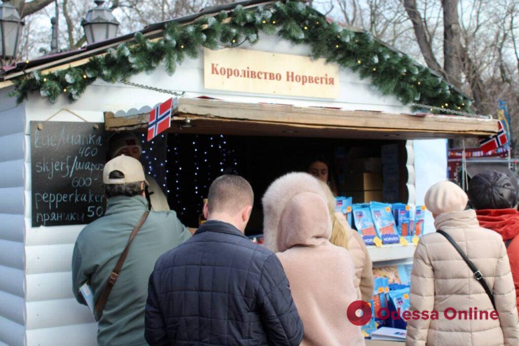 В Одессе проходит Благотворительная дипломатическая рождественская ярмарка (фото)