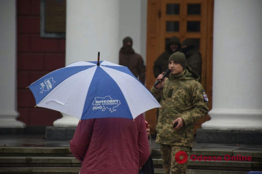 «Заражённые тесты» и новые причины зла: под мэрией в выходной день митинговали антивакцинаторы