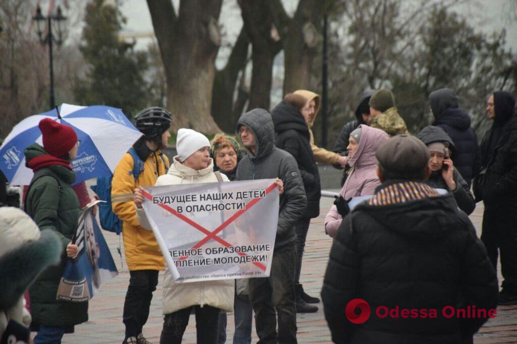 «Заражённые тесты» и новые причины зла: под мэрией в выходной день митинговали антивакцинаторы