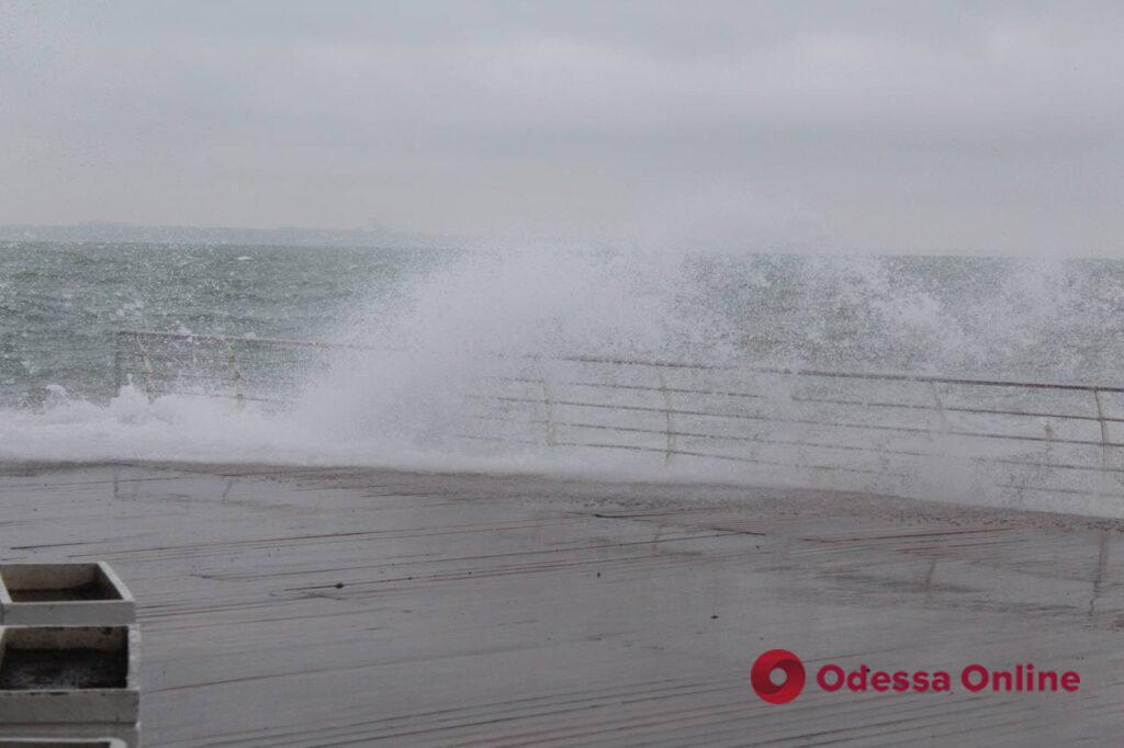 Зима по-одесски: штормящее море на Ланжероне (фоторепортаж)