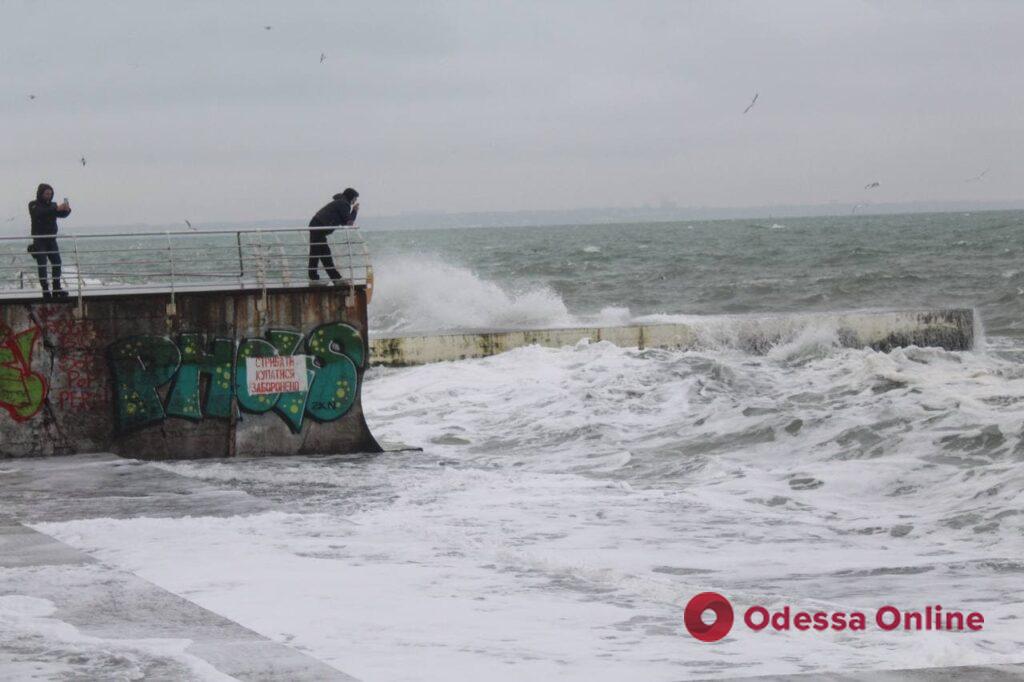 Зима по-одесски: штормящее море на Ланжероне (фоторепортаж)