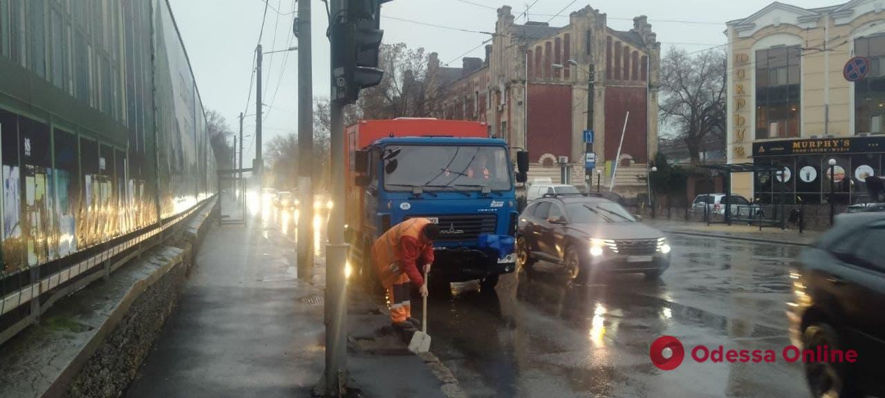Одесских водителей просят не оставлять машины на решетках дождеприемных колодцев