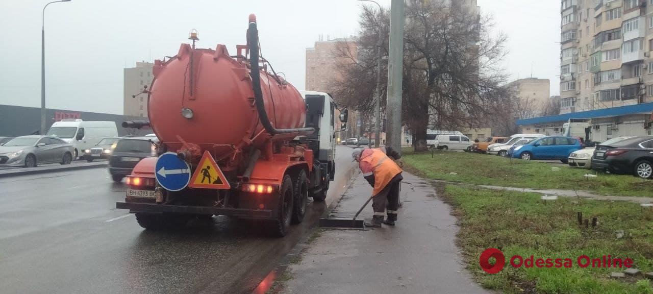 Одесских водителей просят не оставлять машины на решетках дождеприемных колодцев