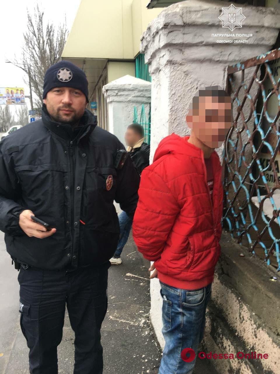 Ударили по голове и отобрали телефон: в Одессе задержали двух грабителей