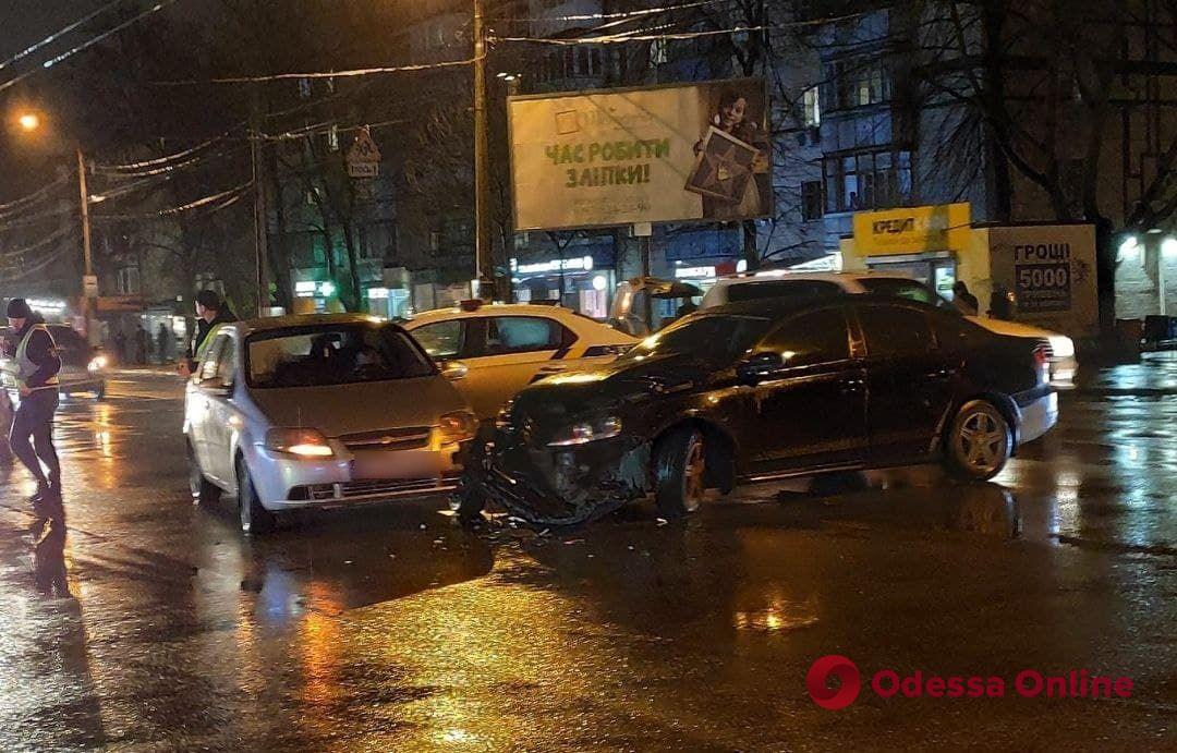 Возле парка Горького столкнулись две легковушки