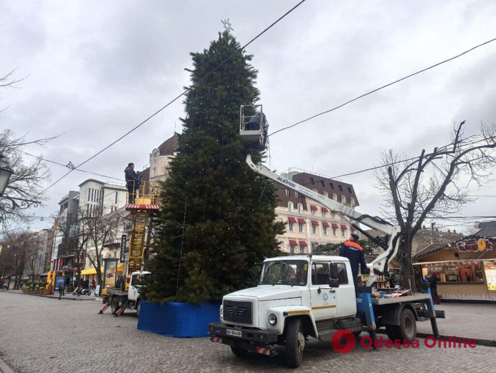 На Дерибасовской украшают новогоднюю елку, а у Дюка устанавливают карусель (фото)