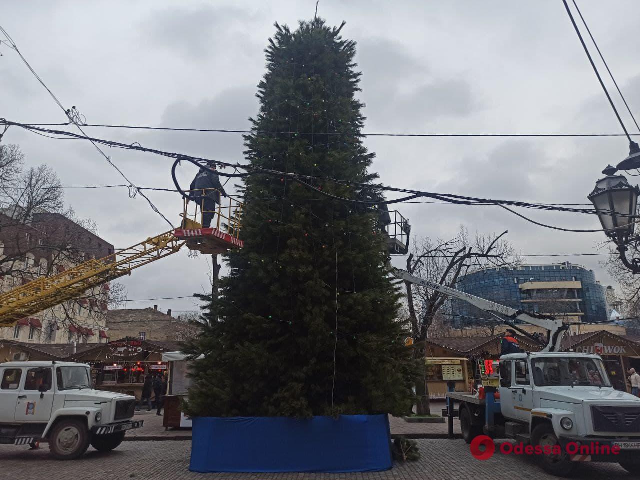 На Дерибасовской украшают новогоднюю елку, а у Дюка устанавливают карусель (фото)