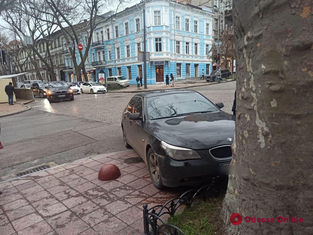 Стоял в пробке и внезапно сдал назад: на Пушкинской столкнулись два BMW