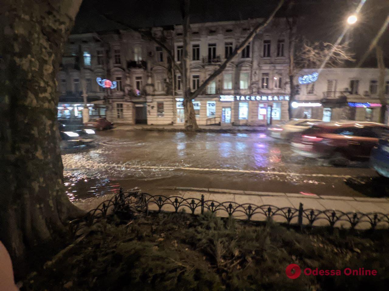 В центре Одессы прорвало трубу — Пушкинскую затопило (обновлено)