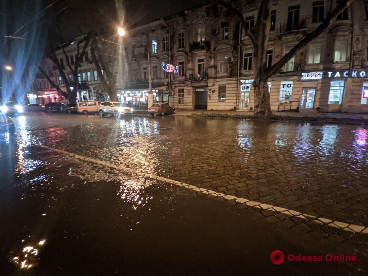 В центре Одессы прорвало трубу — Пушкинскую затопило (обновлено)