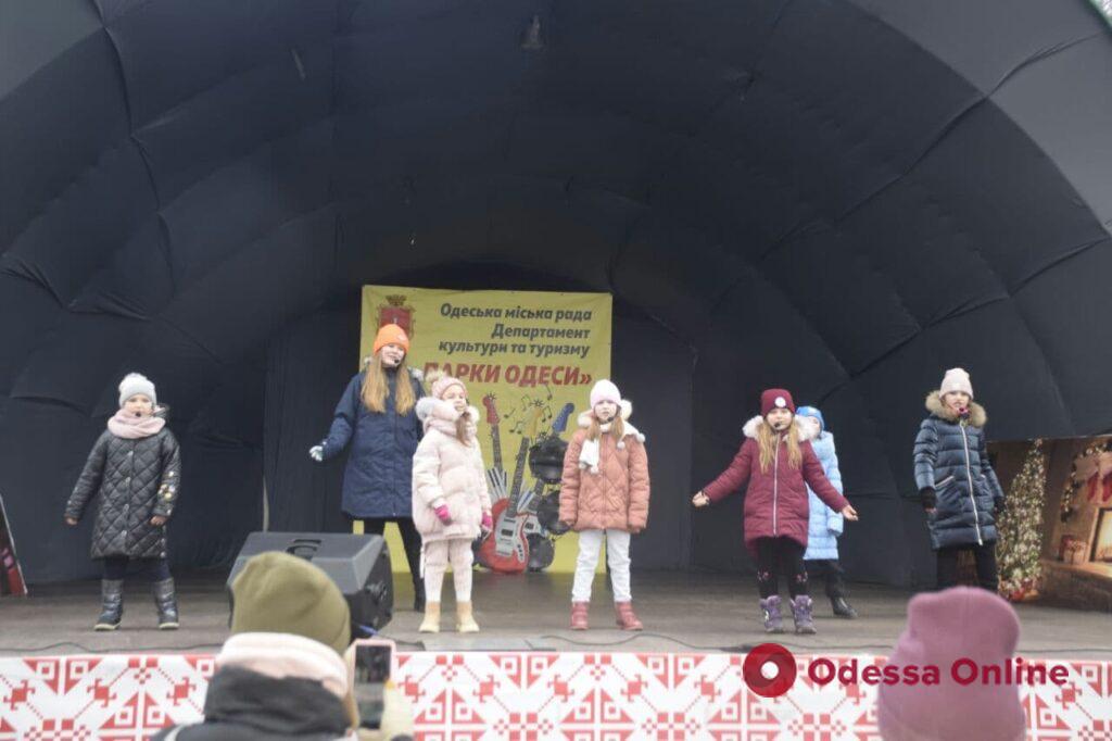 Песни, танцы и подарки: в Парке Шевченко для маленьких одесситов устроили праздник ко Дню  Святого Николая (фото)