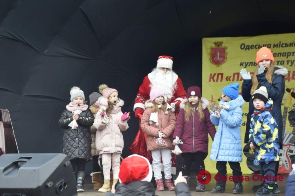 Песни, танцы и подарки: в Парке Шевченко для маленьких одесситов устроили праздник ко Дню  Святого Николая (фото)