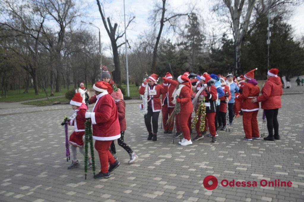 Одесские любители скандинавской ходьбы с танцами отметили День святого Николая