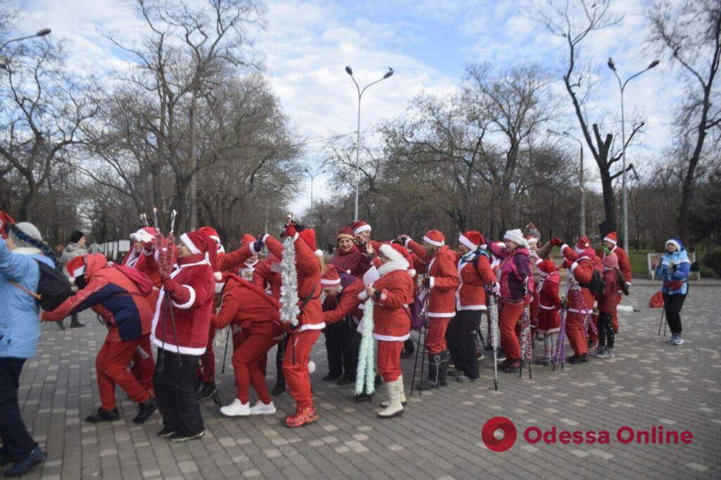 Одесские любители скандинавской ходьбы с танцами отметили День святого Николая