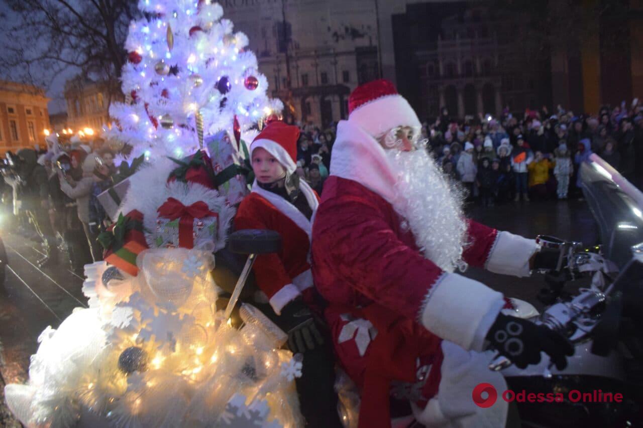 Со святым Николаем и Санта-байкерами: возле Одесской мэрии торжественно открыли главную елку города (фото, видео)