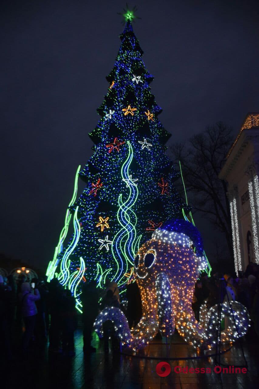 Со святым Николаем и Санта-байкерами: возле Одесской мэрии торжественно открыли главную елку города (фото, видео)
