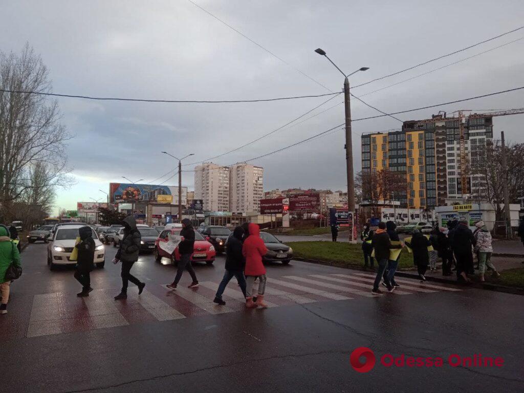 Несколько десятков одесситов перекрыли улицу Семена Палия: движение с поселка Котовского парализовано