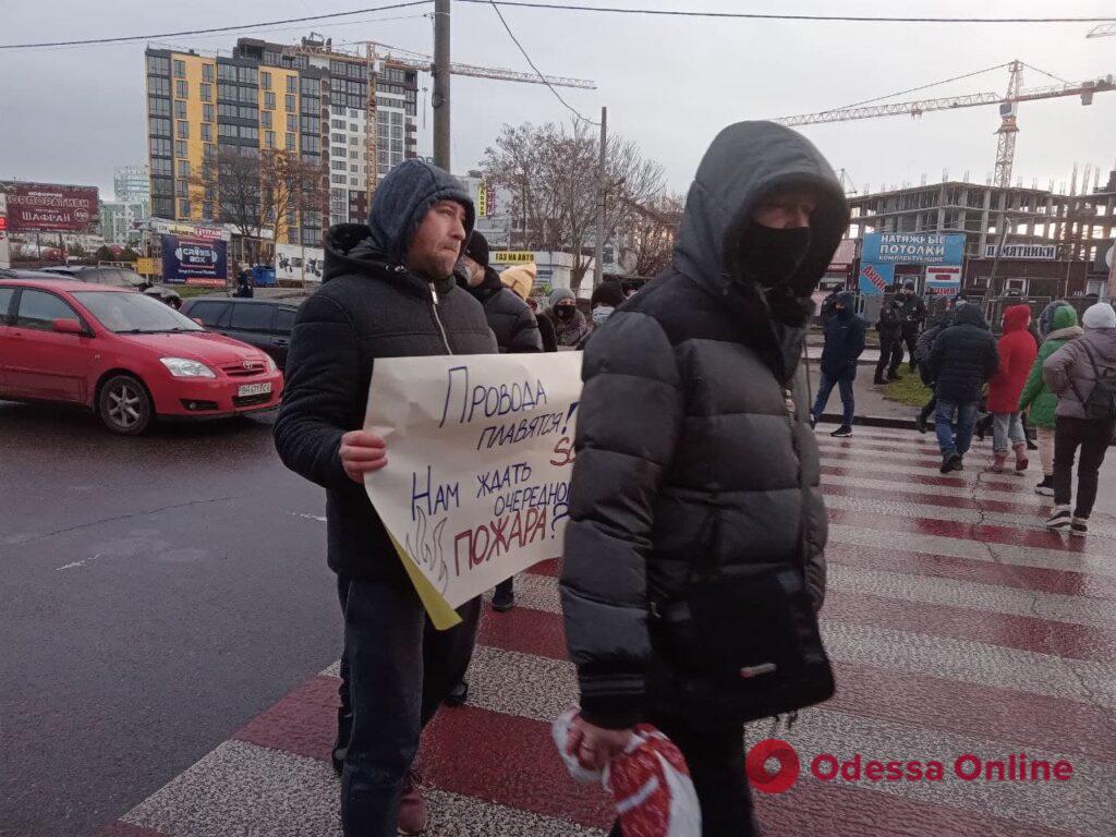 Несколько десятков одесситов перекрыли улицу Семена Палия: движение с поселка Котовского парализовано