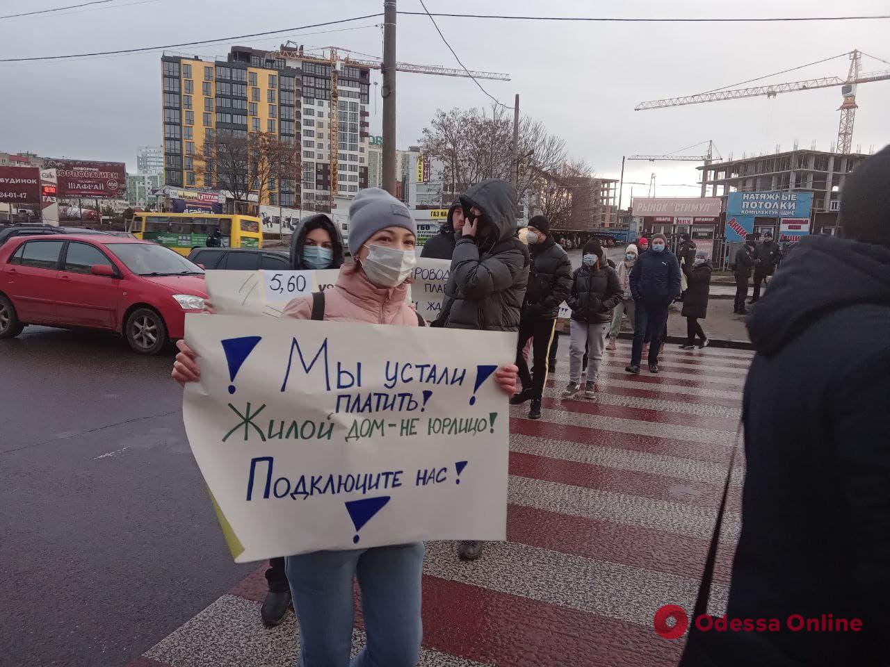 Несколько десятков одесситов перекрыли улицу Семена Палия: движение с поселка Котовского парализовано