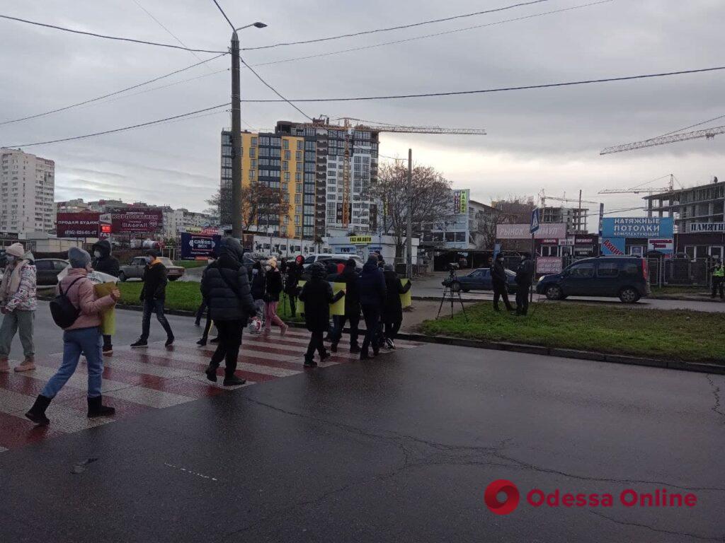 Несколько десятков одесситов перекрыли улицу Семена Палия: движение с поселка Котовского парализовано