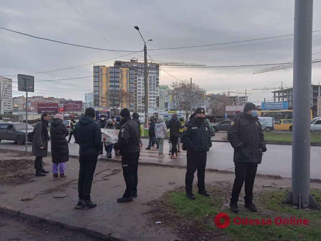 Несколько десятков одесситов перекрыли улицу Семена Палия: движение с поселка Котовского парализовано