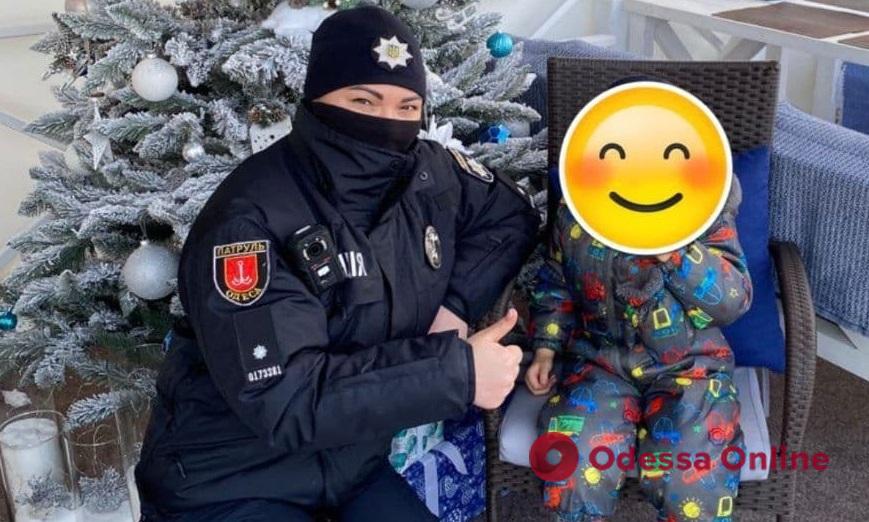 Одесские патрульные вернули в семью трехлетнего мальчика, который потерялся