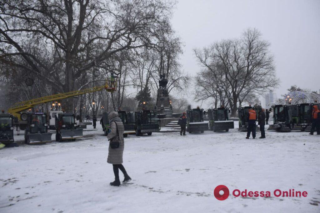Убирать снег машины будут и на тротуаре: в Одессе презентовали новую спецтехнику