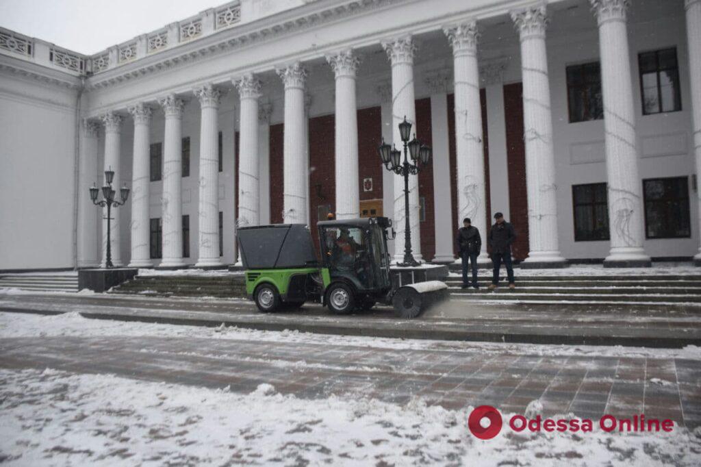 Убирать снег машины будут и на тротуаре: в Одессе презентовали новую спецтехнику