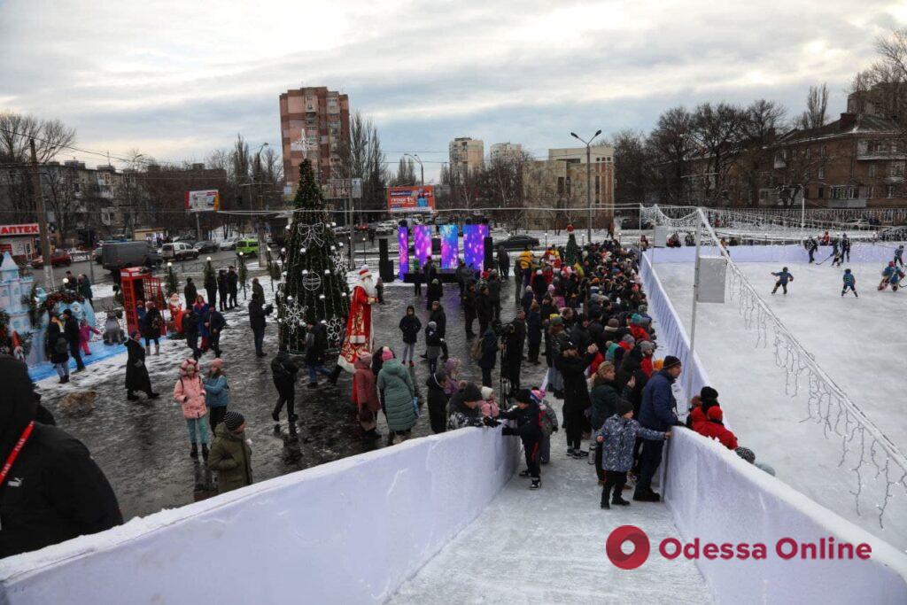 На Таирова открылся ледовой каток на месте заброшенного скейтпарка