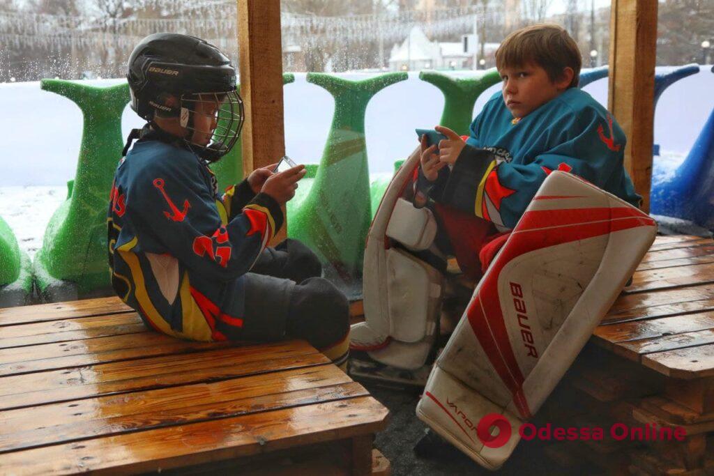 На Таирова открылся ледовой каток на месте заброшенного скейтпарка