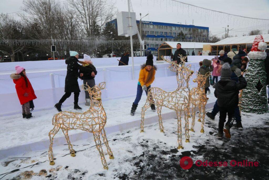 На Таирова открылся ледовой каток на месте заброшенного скейтпарка