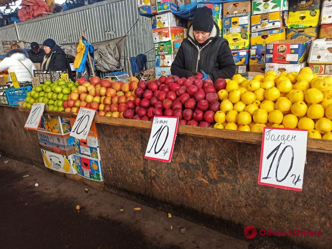 Ананасы, биток и карп: субботние цены на одесском «Привозе»