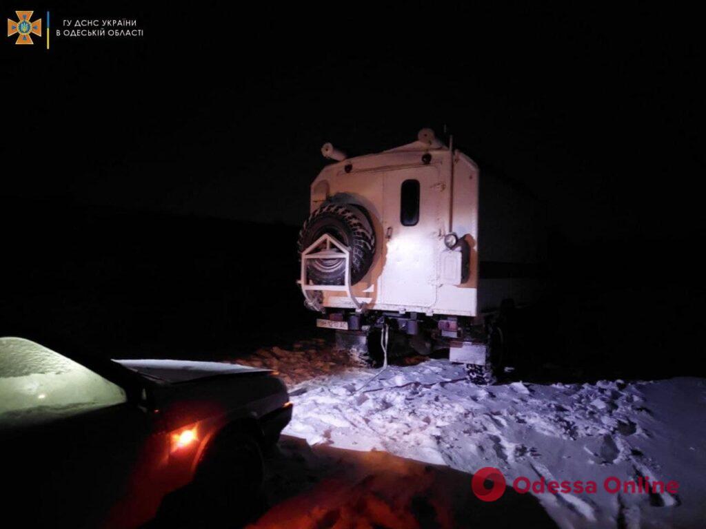 Одесские спасатели вытащили из снежного заноса три легковушки и один грузовик