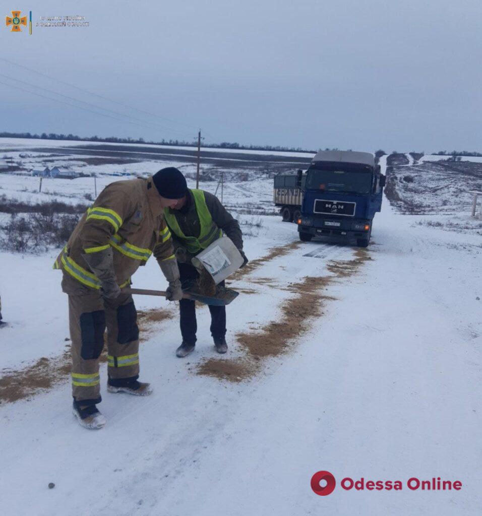 Одесские спасатели вытащили из снежного заноса три легковушки и один грузовик